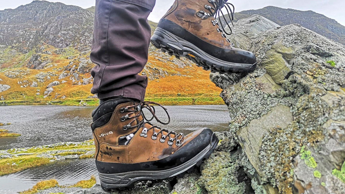 Lowa Tibet GTX on test, climbing a rock